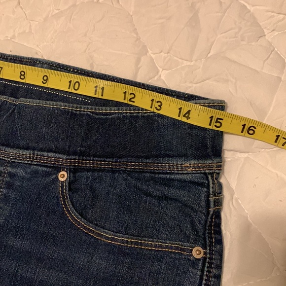 Levi pull on Jeans - Picture 5 of 9